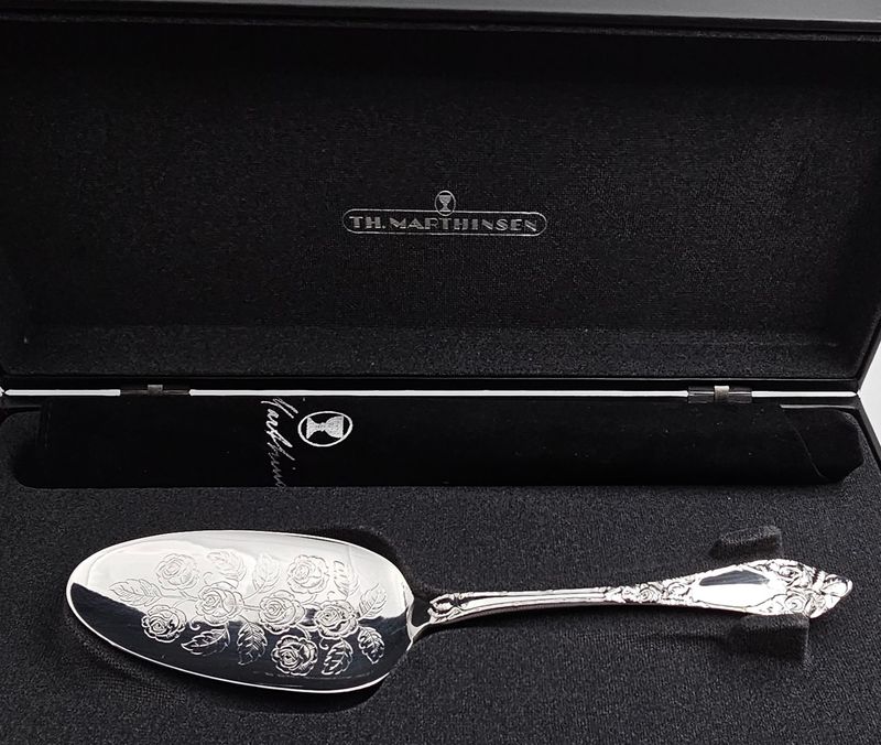 Opphøyd rose: Kakespade 21 cm (1)