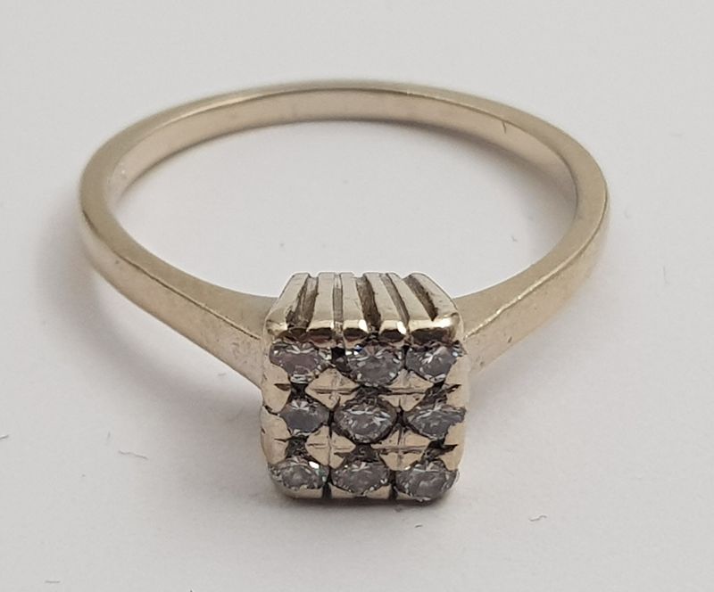 Ring i 14 K med 9 diamanter