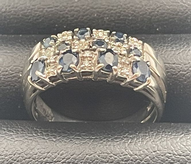 Hovedbilde Ring i 14 K med diamanter og safirer?