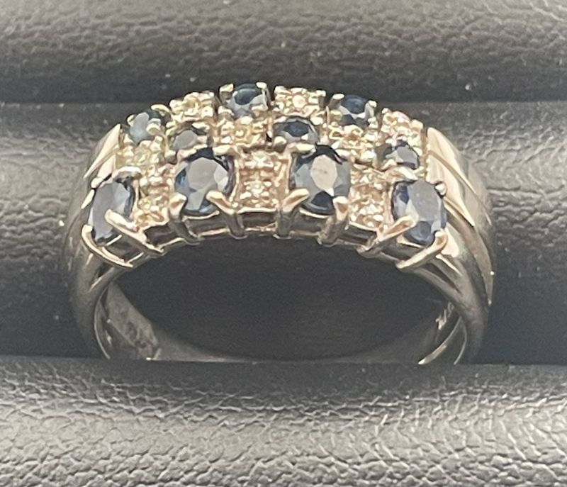 Ring i 14 K med diamanter og safirer?