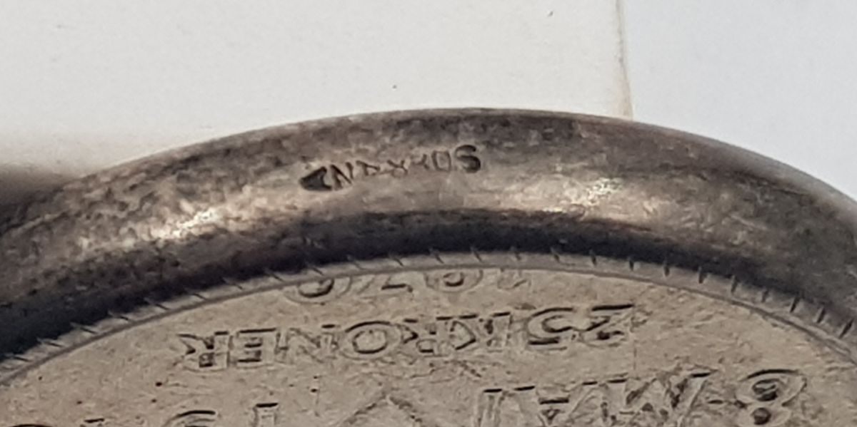 25 kr 1970 påmontert anhengsring.