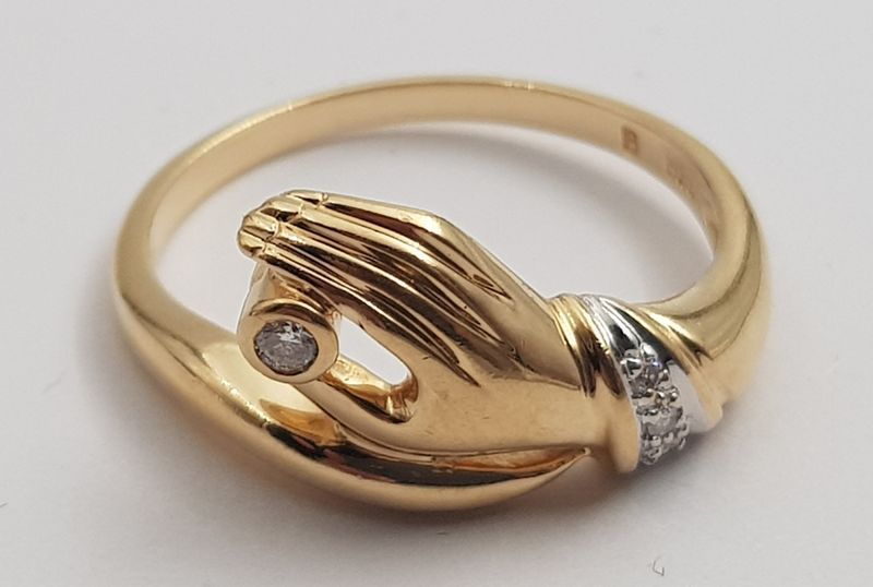 Ring i 14 K gult gull med diamanter