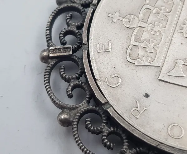 Hovedbilde 10 kr 1964 satt i anheng/brosje i 925 S