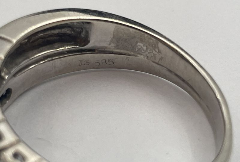 Ring i 14 K med diamanter og safirer?