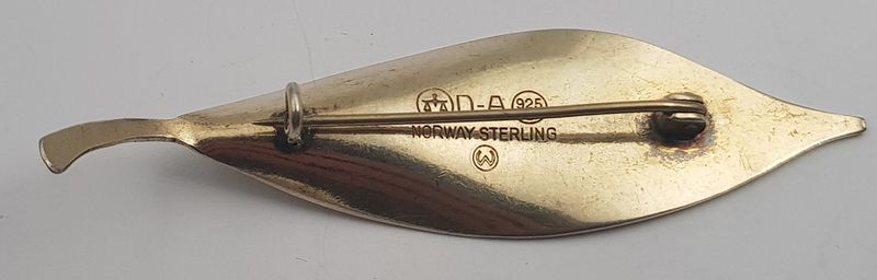 Brosje i 925 av D-A. 